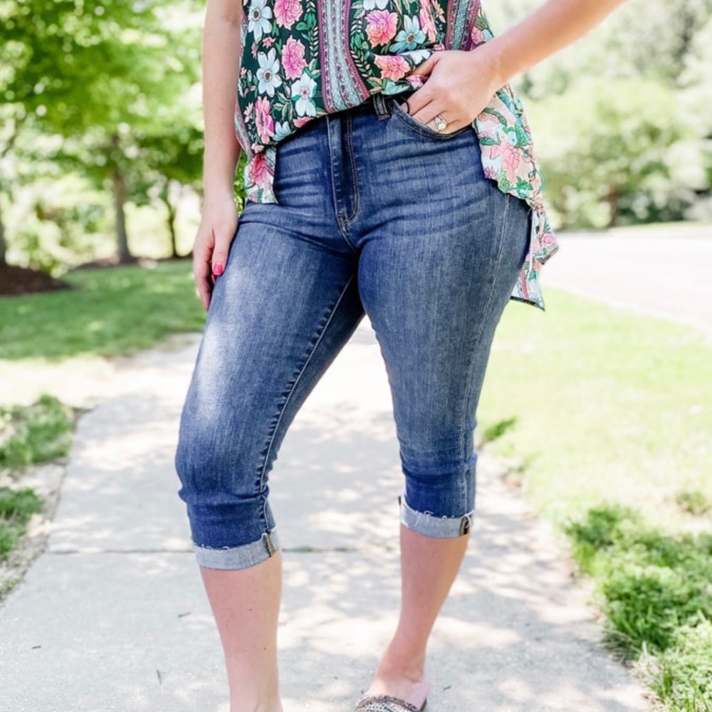 EUC Judy Blue 22W raw hem capris